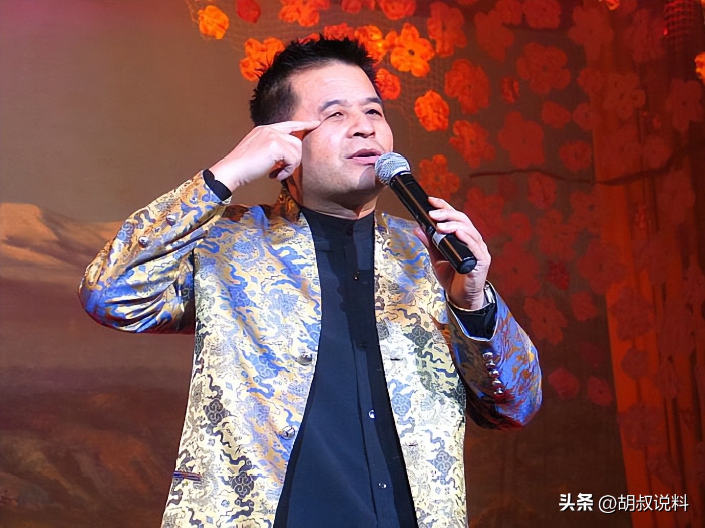 事实证明，“消失”8年的毕福剑，已经走上了一条不归路