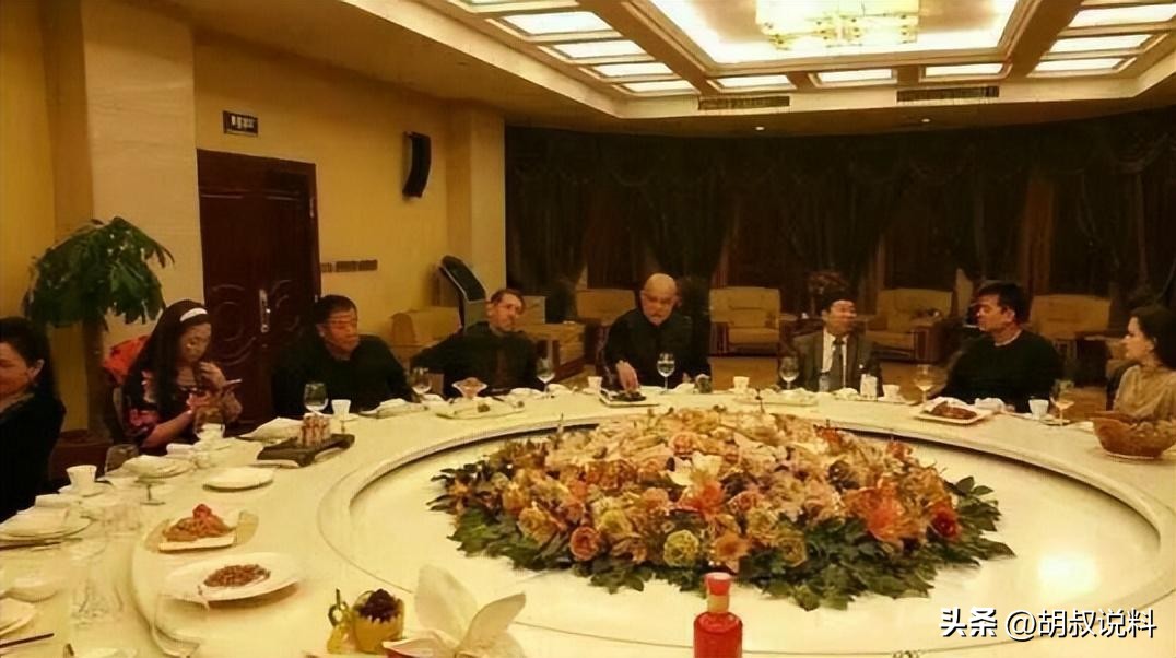 事实证明，“消失”8年的毕福剑，已经走上了一条不归路