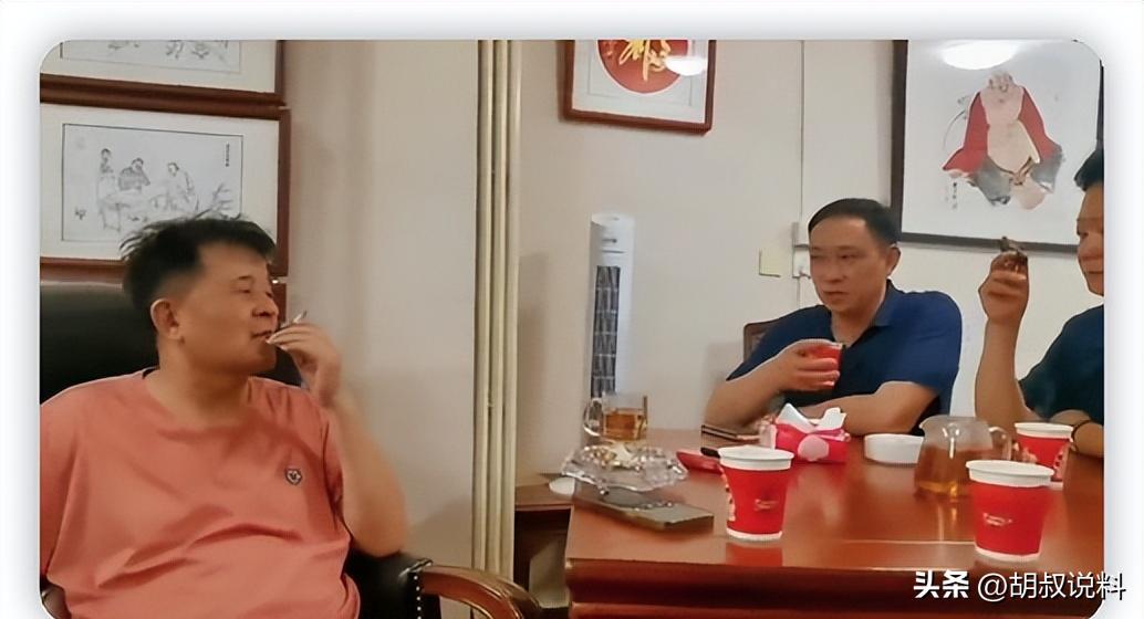 事实证明，“消失”8年的毕福剑，已经走上了一条不归路