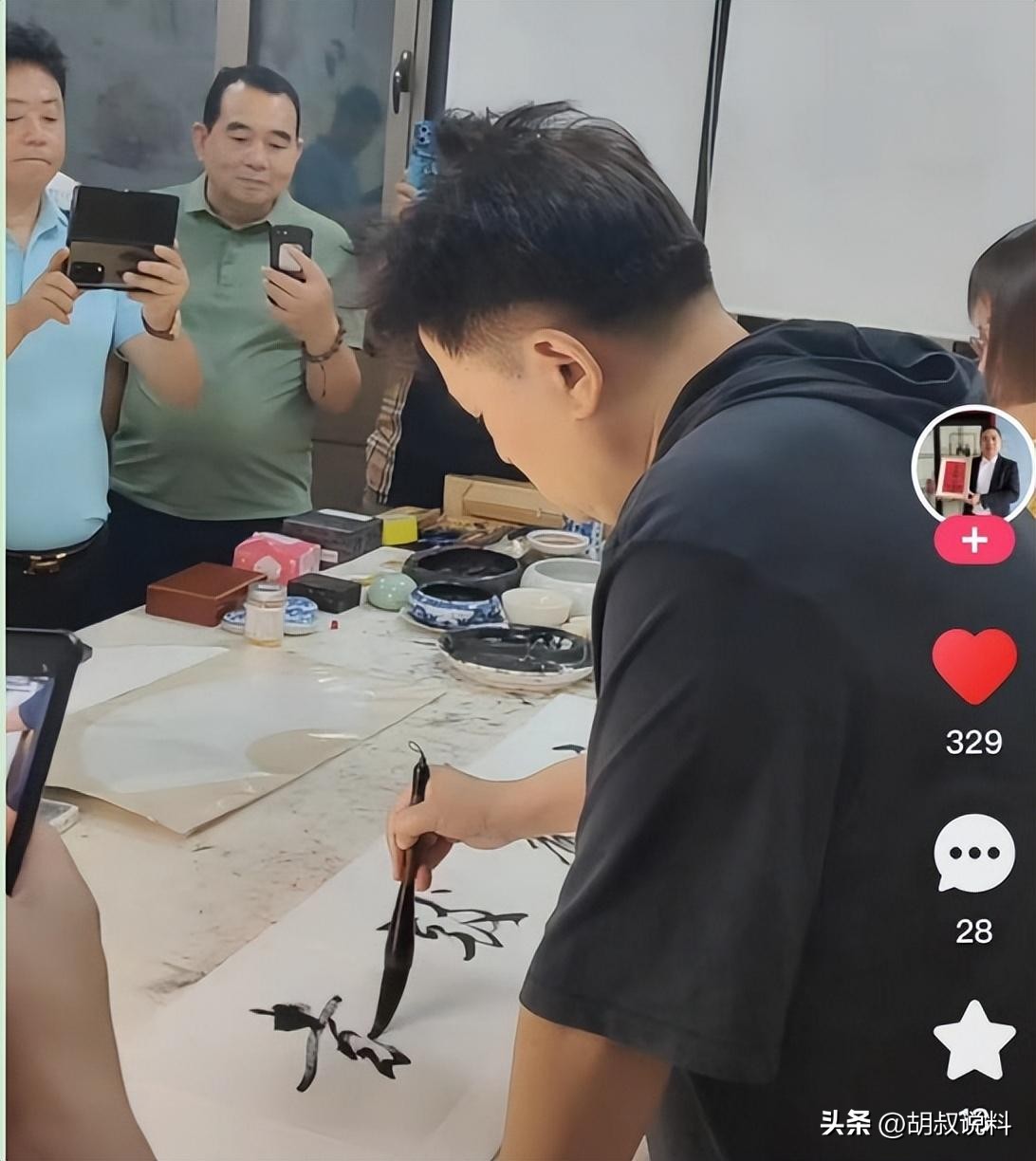 事实证明，“消失”8年的毕福剑，已经走上了一条不归路