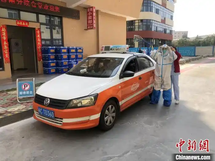 泉州组成出租车“抗疫志愿车队” 参与核酸样本转运