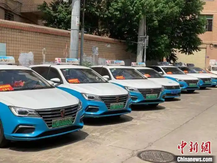泉州组成出租车“抗疫志愿车队” 参与核酸样本转运