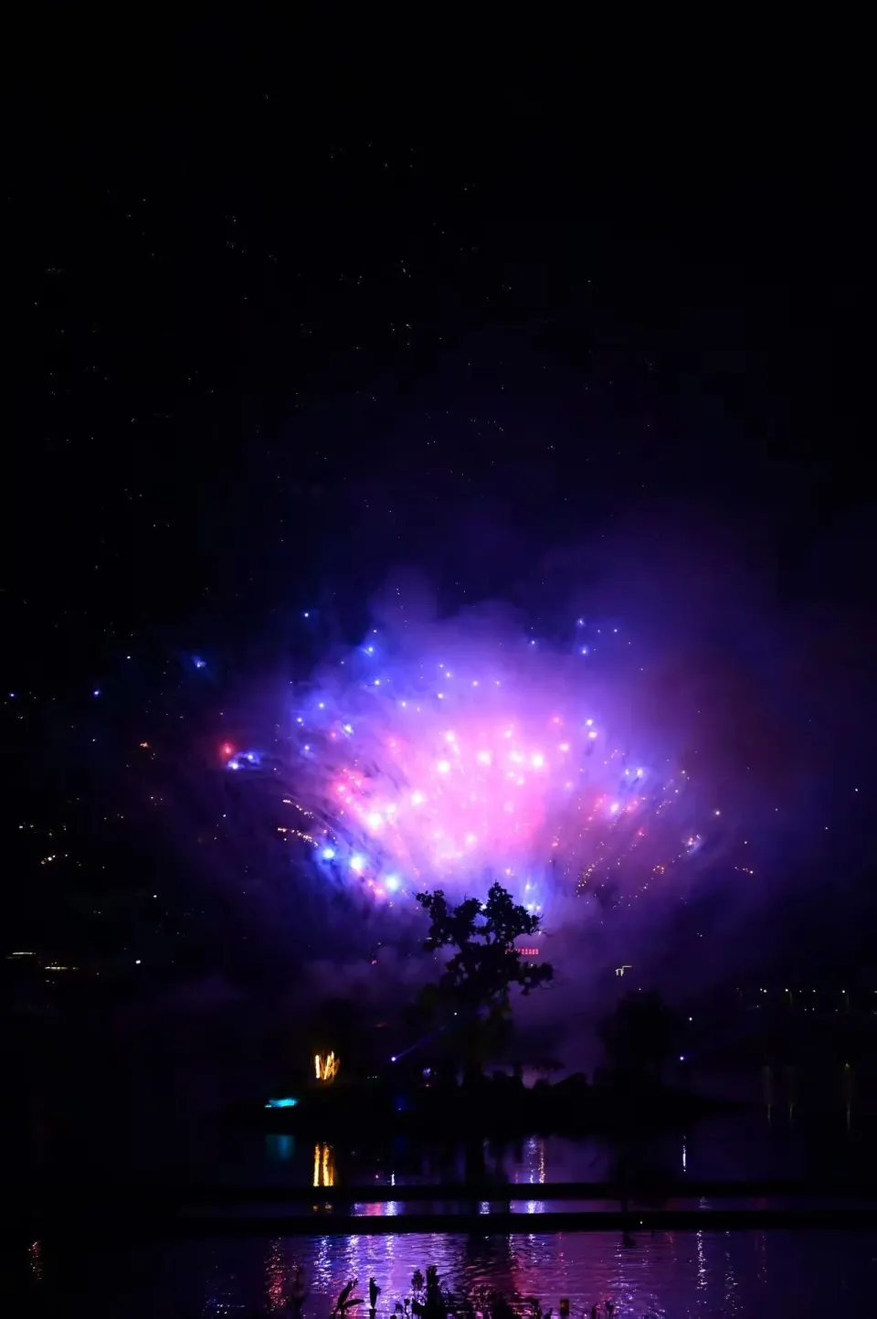 每天都有王炸！连州双节8天嗨玩攻略来了——无人机烟花+非遗市集+明星音乐会……