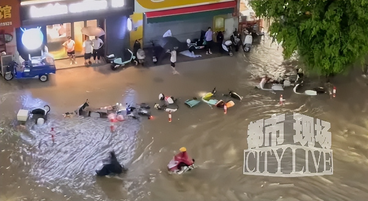 广东佛山遭遇大暴雨，部分街道“看海模式”开启，目击者：积水像海浪一样；多辆摩托车被冲倒