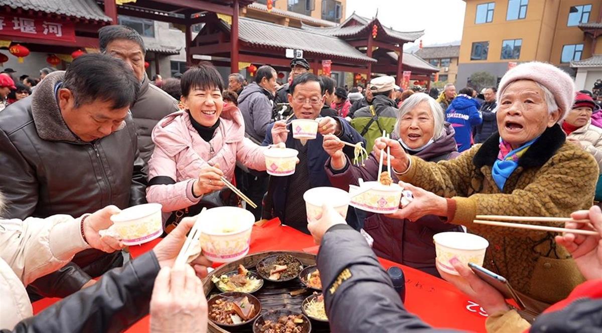 腊八节这天，湖北谷城上万人共品年俗文化节