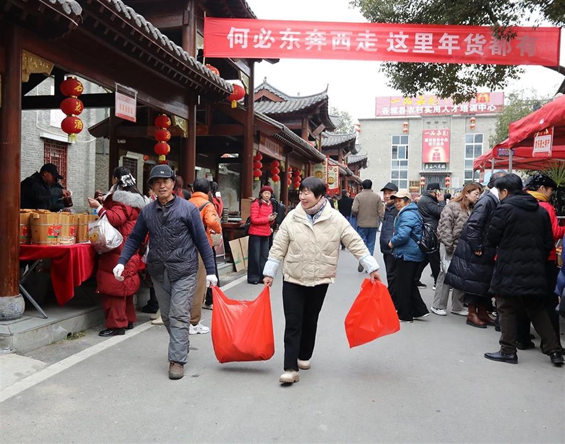 腊八节这天，湖北谷城上万人共品年俗文化节