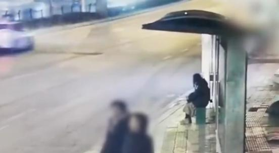 警方通报越野车撞死等车女子事件，事情到底是如何发生的？