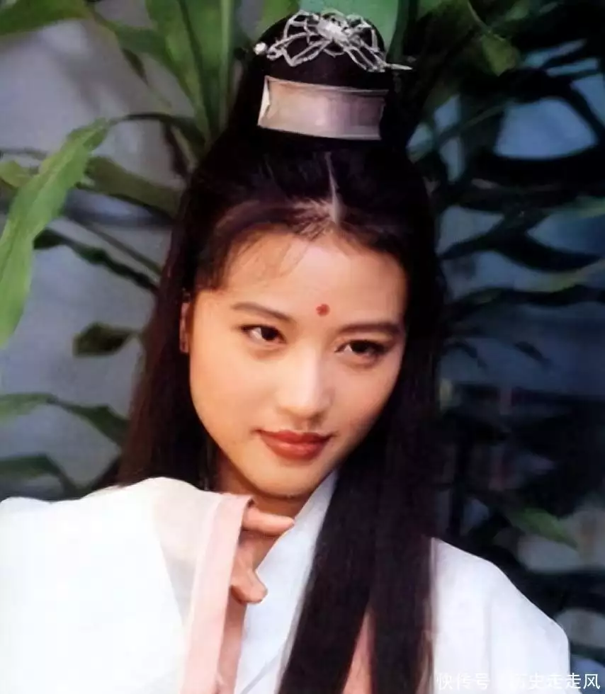 “凭亿近人”杨小娟：嫁三婚演员吕良伟，婚后生一子家庭幸福美满
