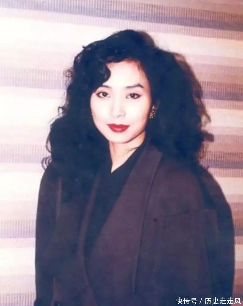 “凭亿近人”杨小娟：嫁三婚演员吕良伟，婚后生一子家庭幸福美满