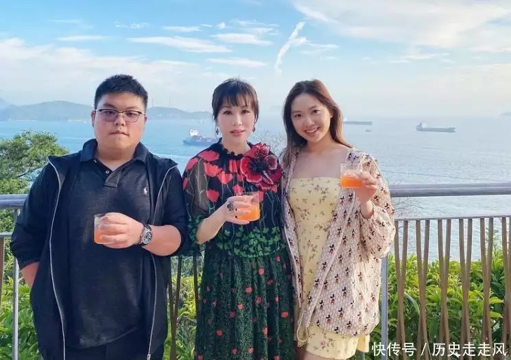 “凭亿近人”杨小娟：嫁三婚演员吕良伟，婚后生一子家庭幸福美满