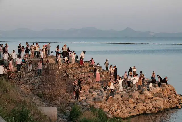 一湖臭水让“穷光蛋”富十倍？ 官方出手，2025年成网红打卡地