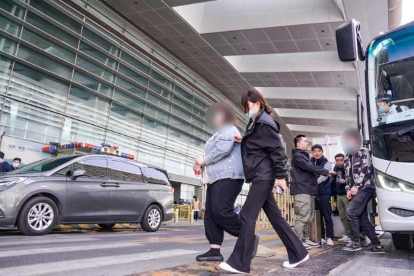 拆解电信诈骗：从洗脑开始，如何一步步掏空你的钱袋