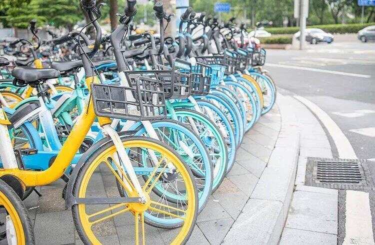 共享单车骑行中突然被锁致多人摔伤？网友：建议换回机械锁