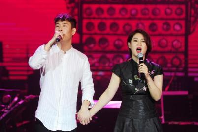 赵本山成都义演捐700万 徒弟上台为其擦汗(图)