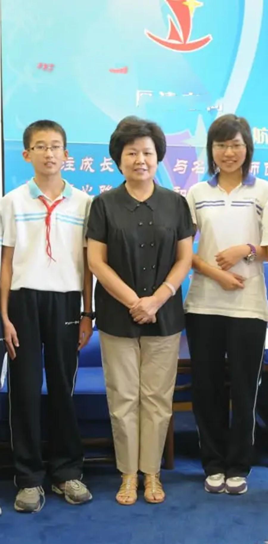 邢质斌已经退休12年，她与老公两人岁月静好，在烟火气里安享晚年