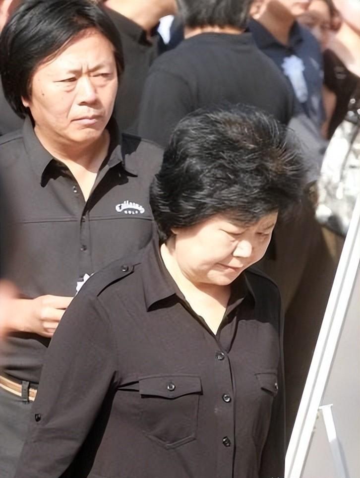 邢质斌已经退休12年，她与老公两人岁月静好，在烟火气里安享晚年