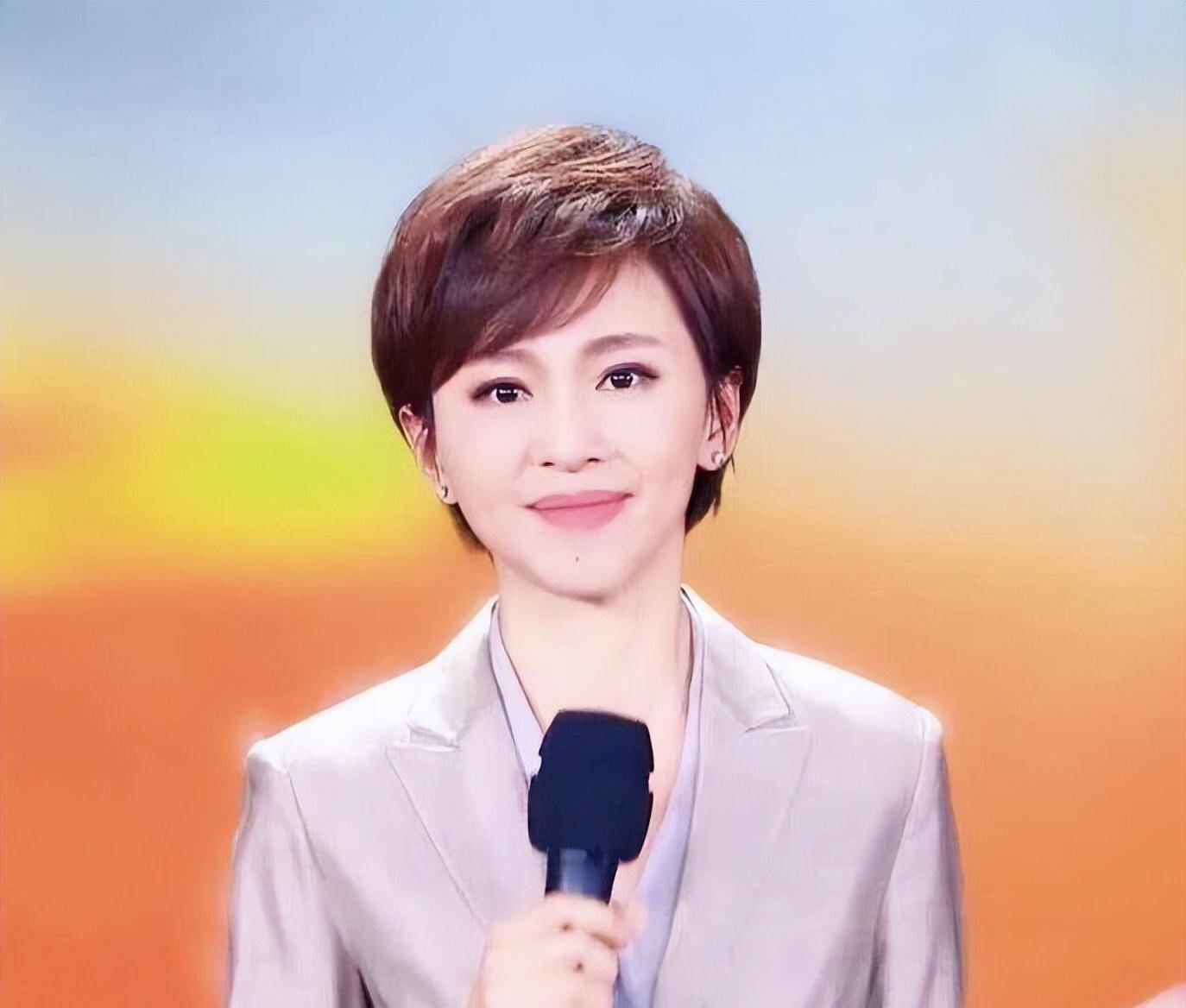 欧阳夏丹：主持《新闻联播》9年，两年前突然消失，背后有何隐情