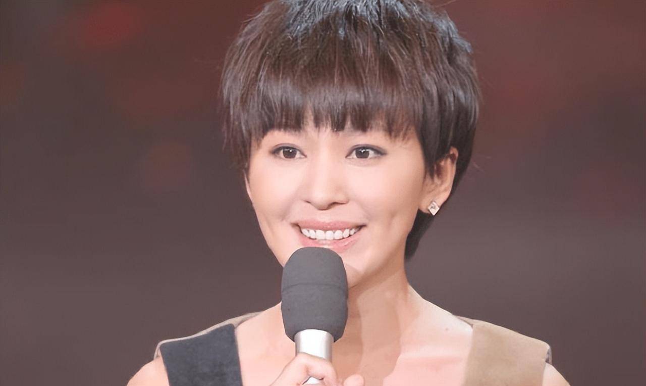 欧阳夏丹：主持《新闻联播》9年，两年前突然消失，背后有何隐情