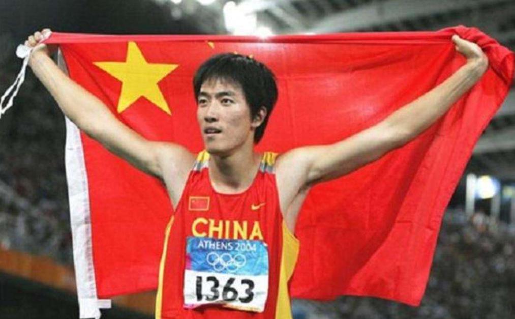 北京奥运会上，万众期待的刘翔突然退赛，教练痛哭：实在没办法了