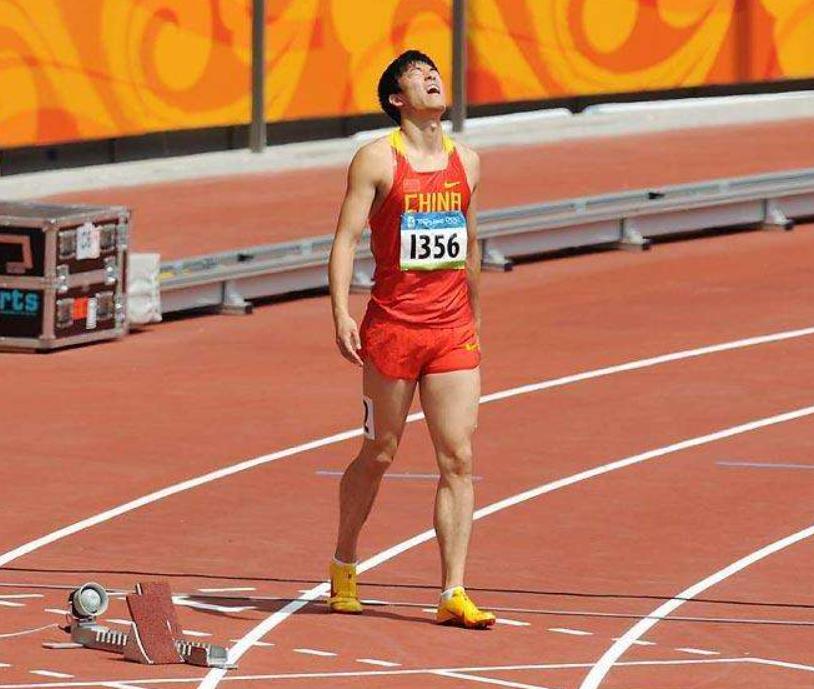 北京奥运会上，万众期待的刘翔突然退赛，教练痛哭：实在没办法了