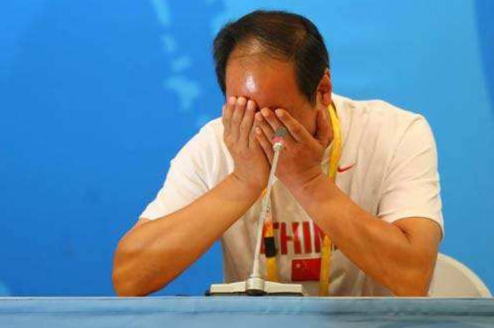 北京奥运会上，万众期待的刘翔突然退赛，教练痛哭：实在没办法了