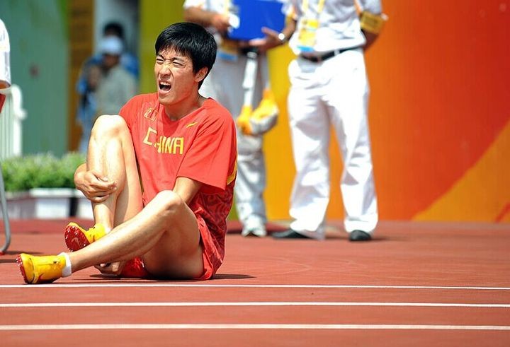 “亚洲飞人”刘翔：因退赛被国人骂了12年，如今退役后怎么样了？