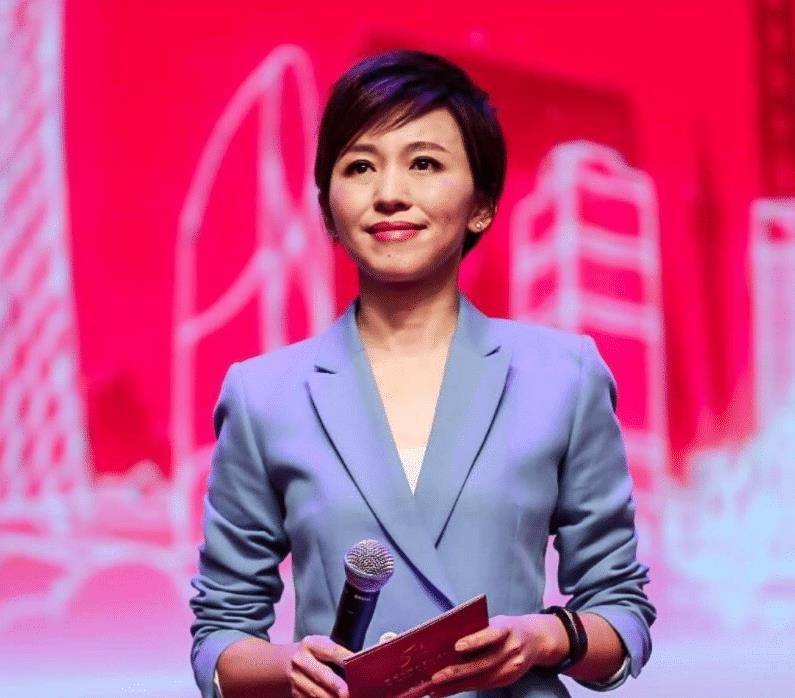 央视主持人欧阳夏丹：父亲曾患癌去世，母亲也患癌，45岁依然单身