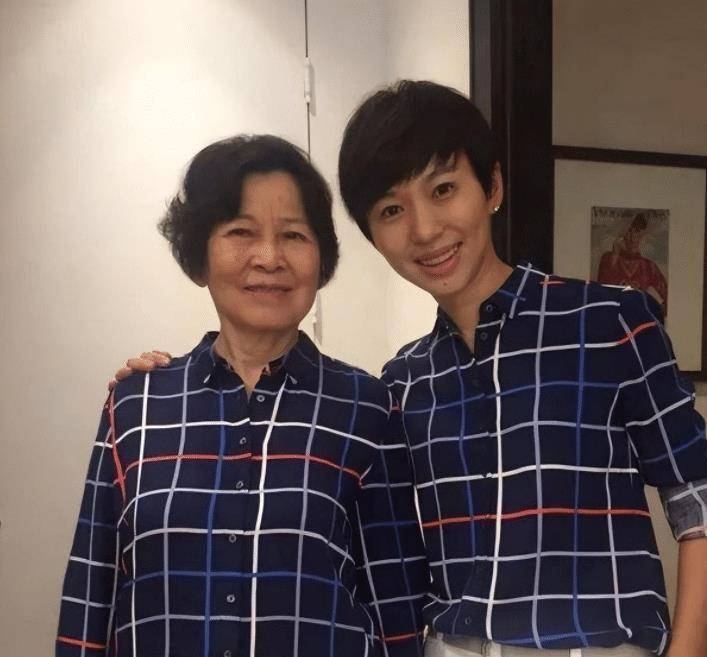 央视主持人欧阳夏丹：父亲曾患癌去世，母亲也患癌，45岁依然单身