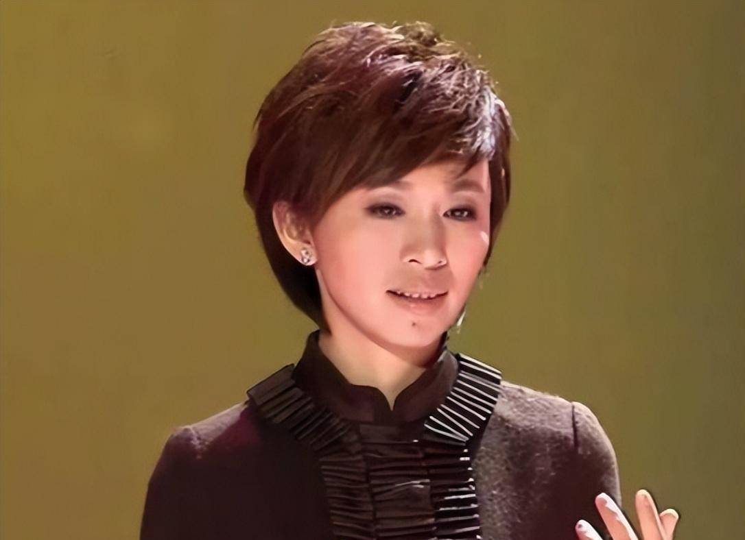 央视主持人欧阳夏丹：父亲曾患癌去世，母亲也患癌，45岁依然单身