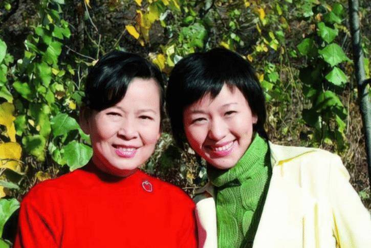 央视主持人欧阳夏丹：父亲曾患癌去世，母亲也患癌，45岁依然单身