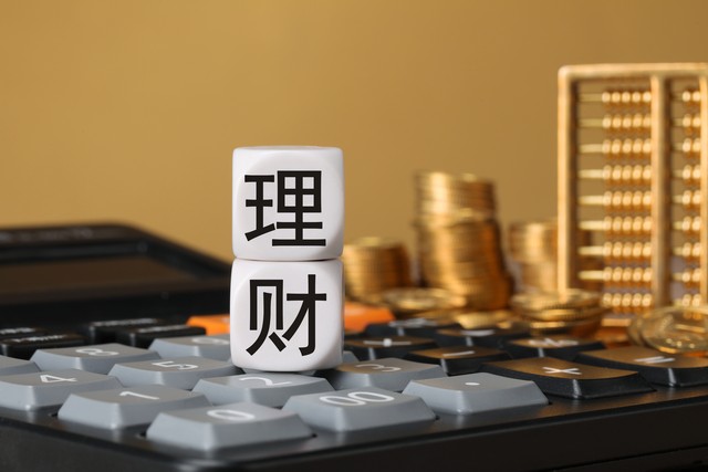 别让这些习惯悄悄偷走你的钱！学会 5 招，普通人也能攒下第一桶金