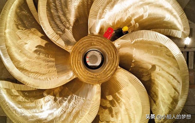 抛弃世界最大柴油机，更大的3E级集装箱船，是如何做到更高效？