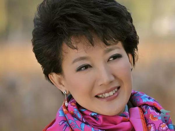 她是央视最美播音员！却被曝一件衣服穿10年？如今46岁依然单身