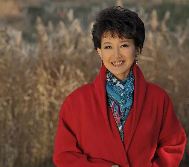 她是央视最美播音员！却被曝一件衣服穿10年？如今46岁依然单身