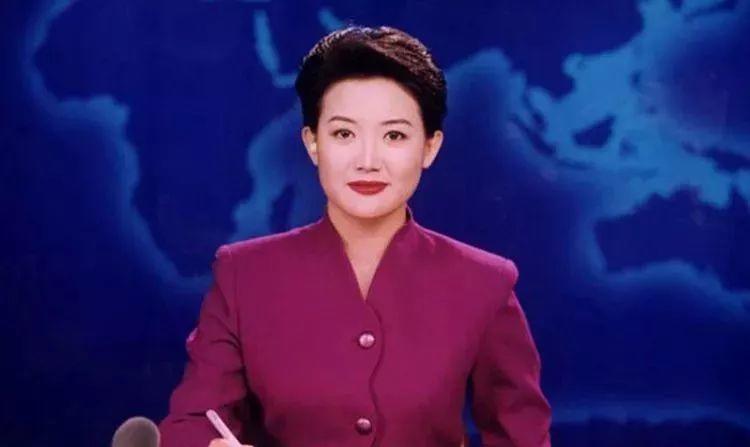 她是央视最美播音员！却被曝一件衣服穿10年？如今46岁依然单身