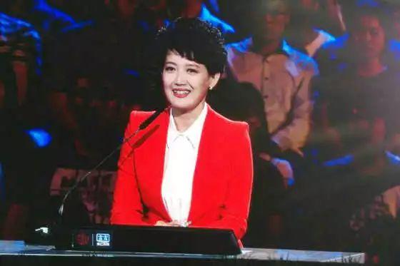 她是央视最美播音员！却被曝一件衣服穿10年？如今46岁依然单身