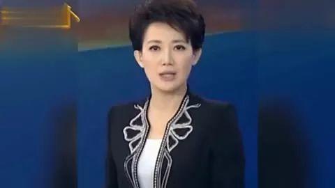 她是央视最美播音员！却被曝一件衣服穿10年？如今46岁依然单身