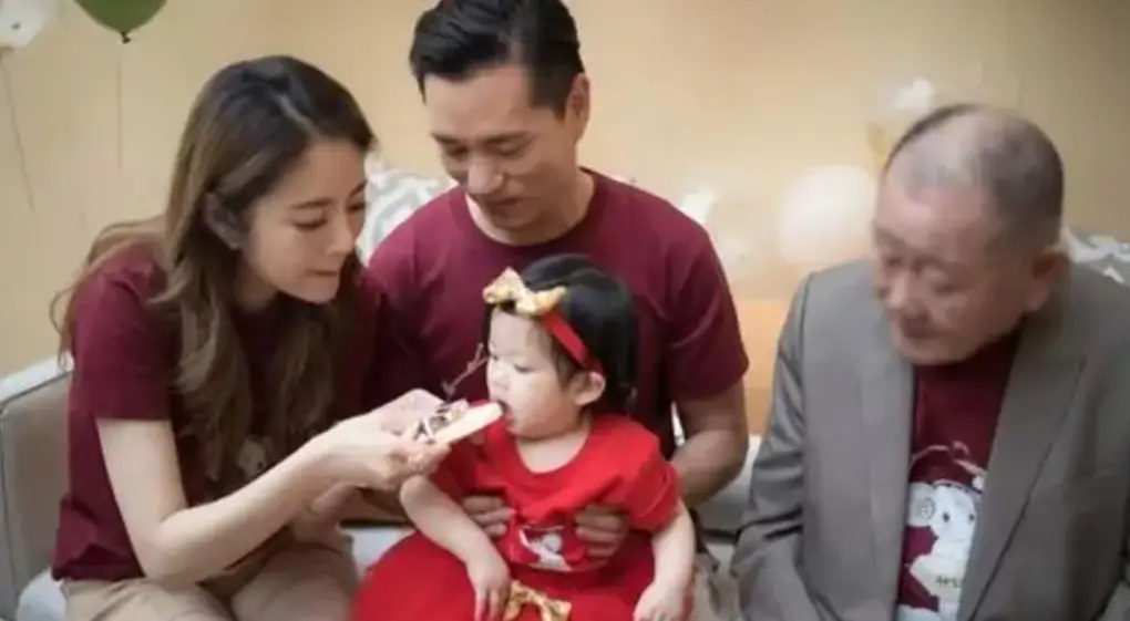 豪门梦碎！丈夫被抓安以轩整日以泪洗面，独自带俩娃照顾90岁公公