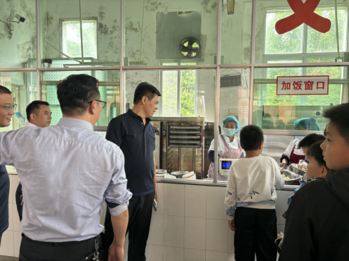 兴国县东村乡党委书记深入乡中学、小学及幼儿园指导饮食安全工作
