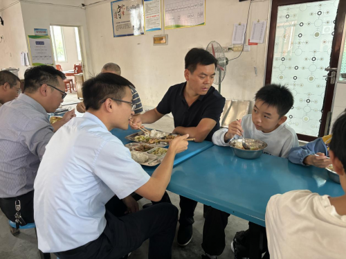 兴国县东村乡党委书记深入乡中学、小学及幼儿园指导饮食安全工作