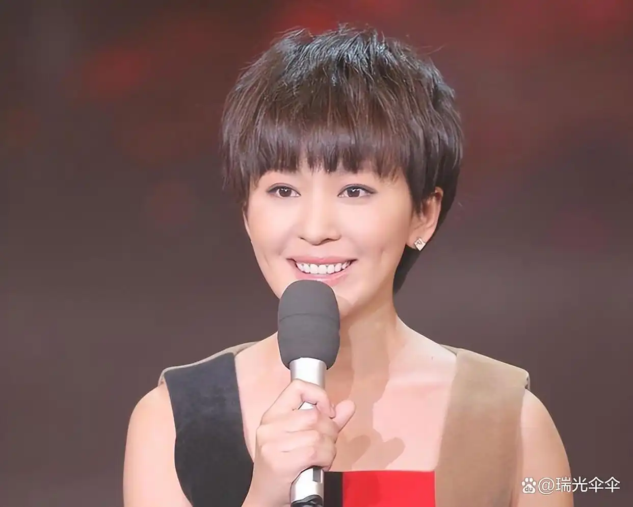 欧阳夏丹：父早逝母患癌，现年48无子无女，无稳定工作