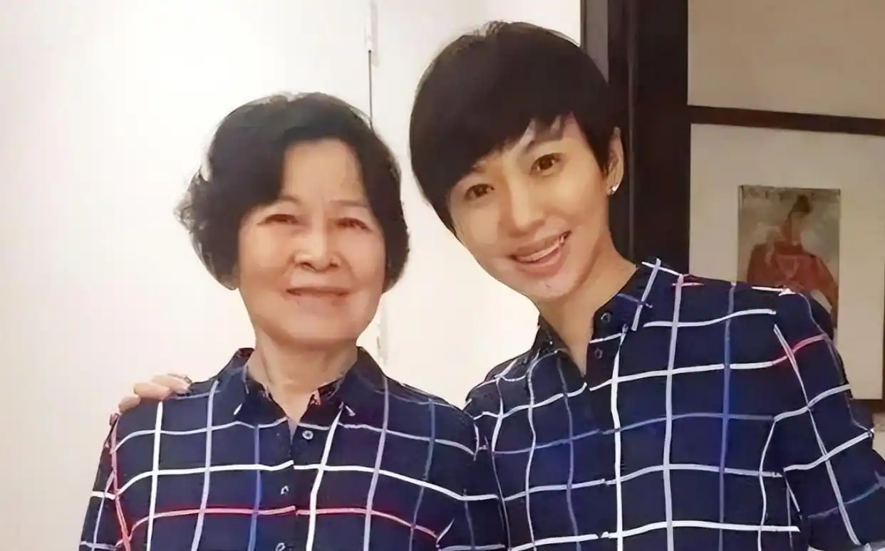 欧阳夏丹：父早逝母患癌，现年48无子无女，无稳定工作