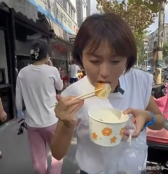 欧阳夏丹：父早逝母患癌，现年48无子无女，无稳定工作