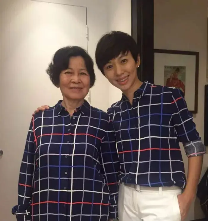 央视主持人欧阳夏丹：父亲早逝，她托起母亲的晚年，婚恋成难题