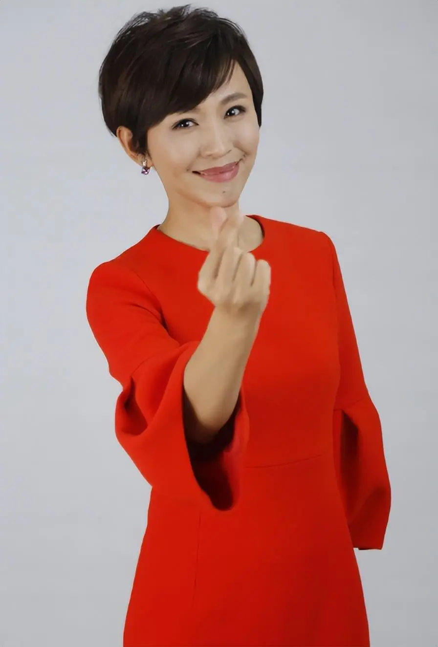 央视主持人欧阳夏丹：父亲早逝，她托起母亲的晚年，婚恋成难题