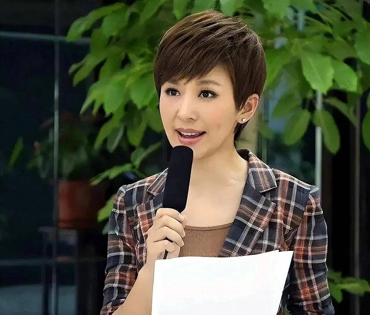 央视主持人欧阳夏丹：父亲早逝，她托起母亲的晚年，婚恋成难题