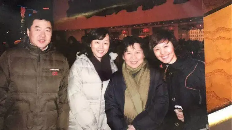 央视主持人欧阳夏丹：父亲早逝，她托起母亲的晚年，婚恋成难题