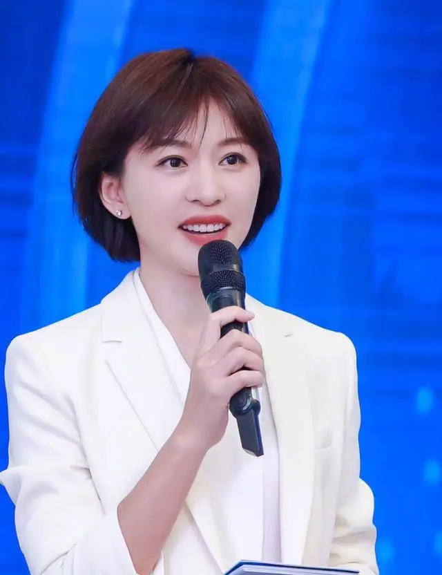 央视主持人欧阳夏丹：父亲早逝，她托起母亲的晚年，婚恋成难题