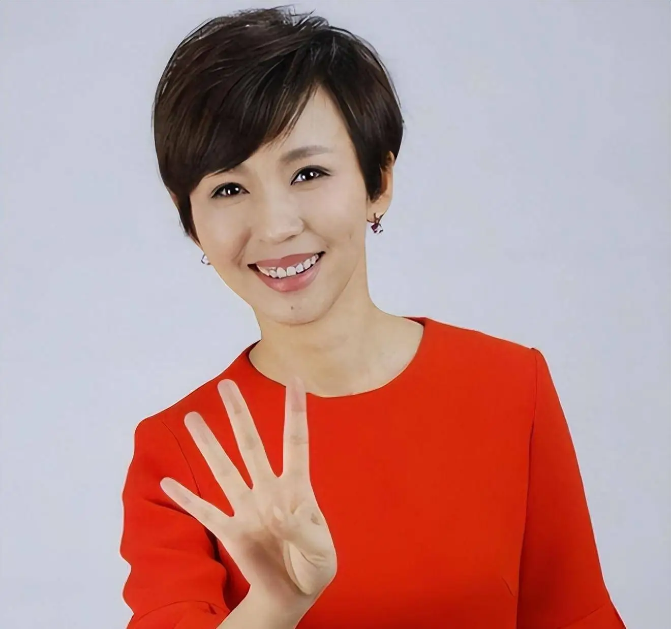 央视主持人欧阳夏丹：父亲早逝，她托起母亲的晚年，婚恋成难题