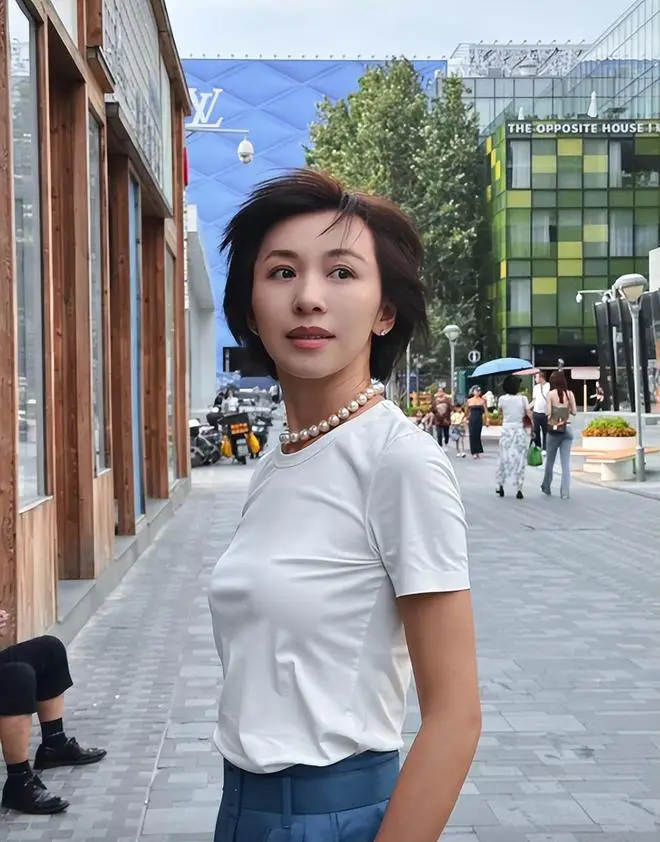 央视主持人欧阳夏丹：父亲早逝，她托起母亲的晚年，婚恋成难题